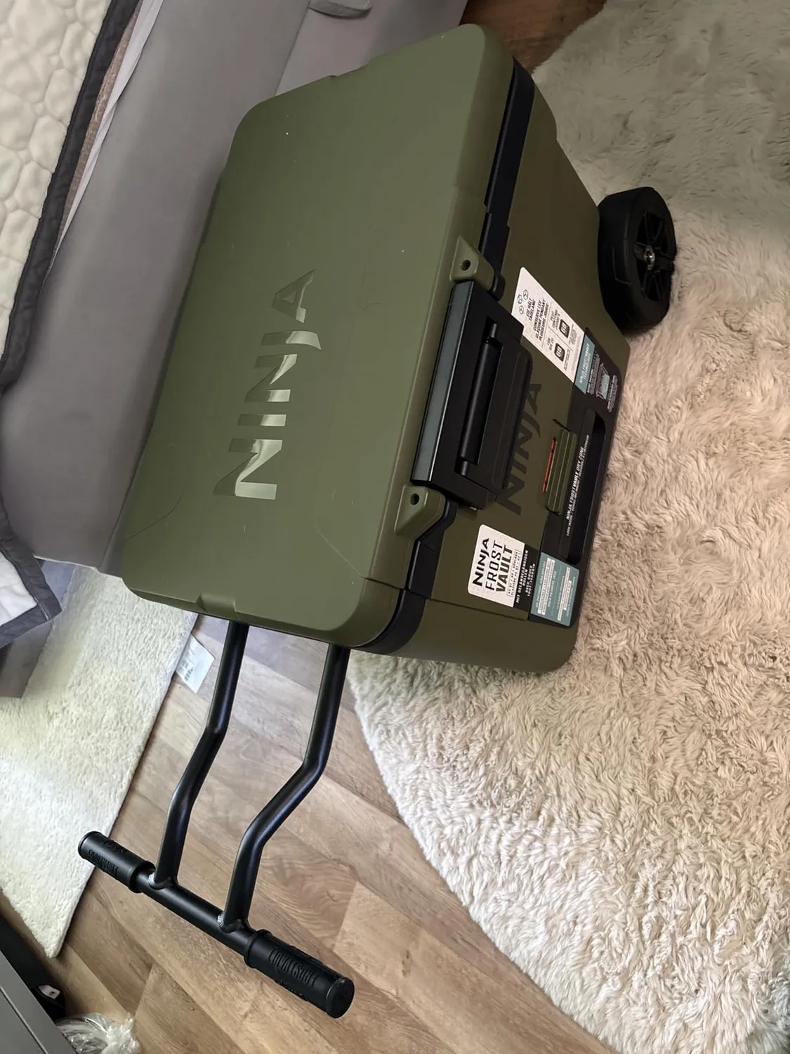 Ninja FrostVault Kühlbox 42 L mit Rollen Weiß Dry-Zone