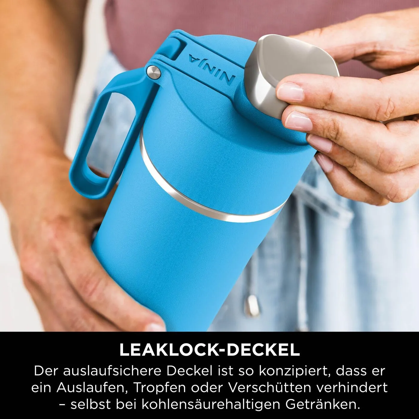 Ninja Thirsti Wasserflasche 530ml Tropenblau isoliert