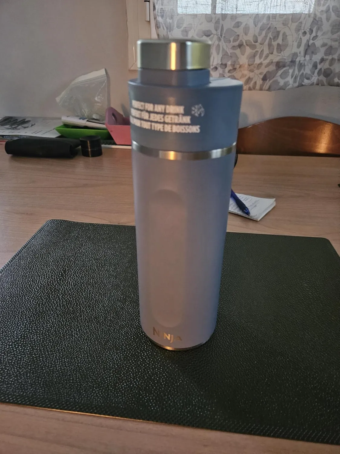 Ninja Thirsti Wasserflasche 530ml Tropenblau isoliert